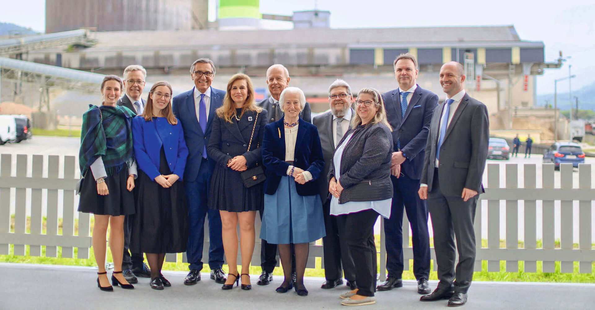 Die Eigentümer der Kirchdorfer Gruppe und Langzeit-CEO Erich Frommwald (4.v. l.). Die Geschicke des Familienunter­nehmens mit 137-jähriger Geschichte lenken künftig andere.