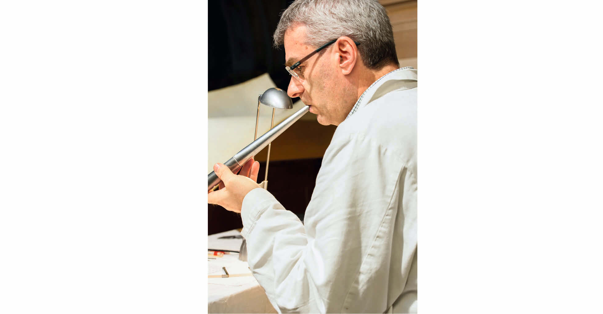 Das pfeift! Christian Kögler bei der Intonation. Dabei handelt es sich um die klang­liche Gestaltung der Orgelpfeifen.