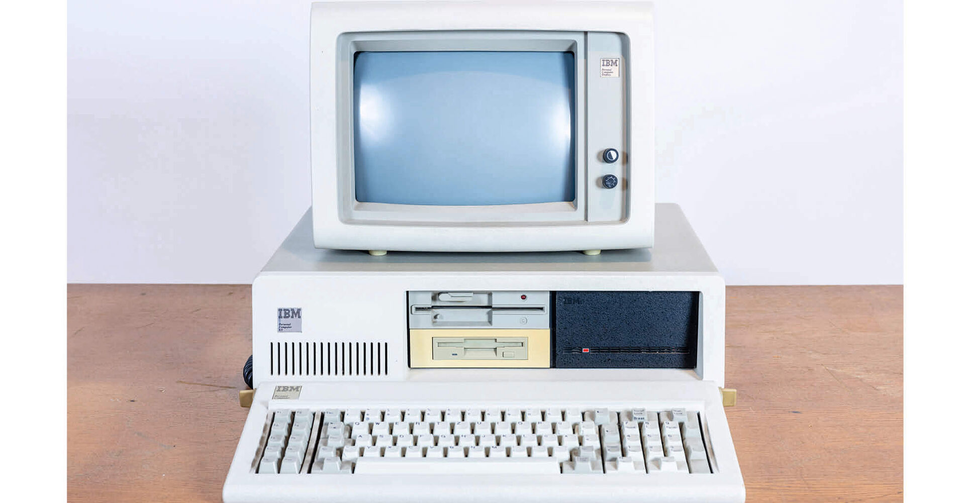 Alte Ausstellungsstücke im Keller von BMD erinnern an die Geschichte des Unternehmens.