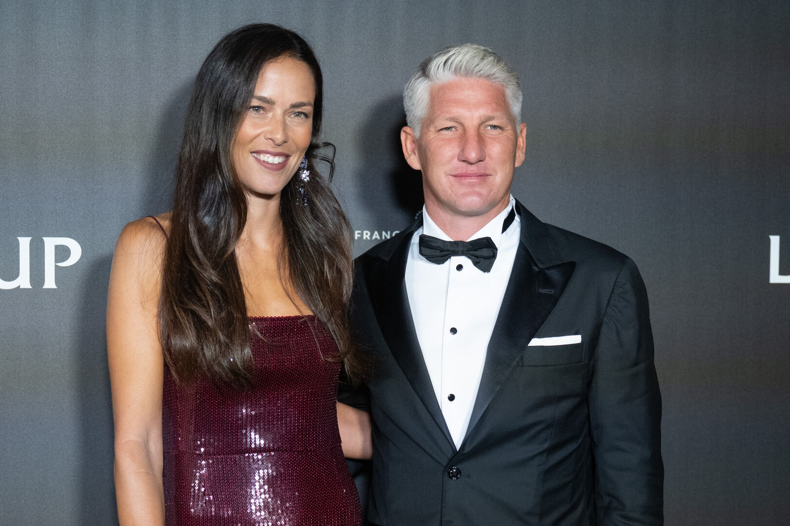 Ana Ivanović und Bastian Schweinsteiger, glücklich lächelnd am Red Carpet Arm in Arm.