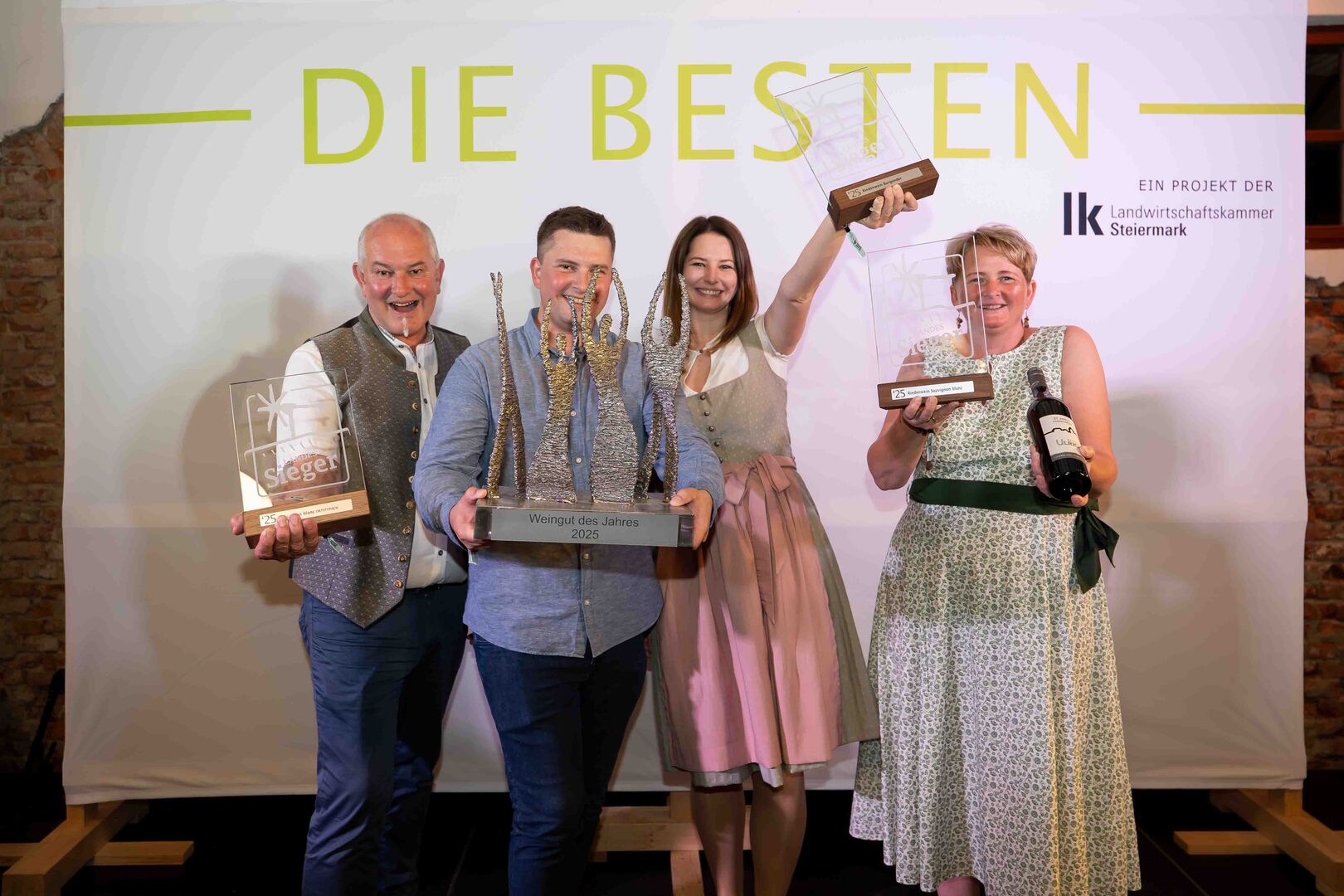 Vier Menschen freuen sich über die Auszeichnung