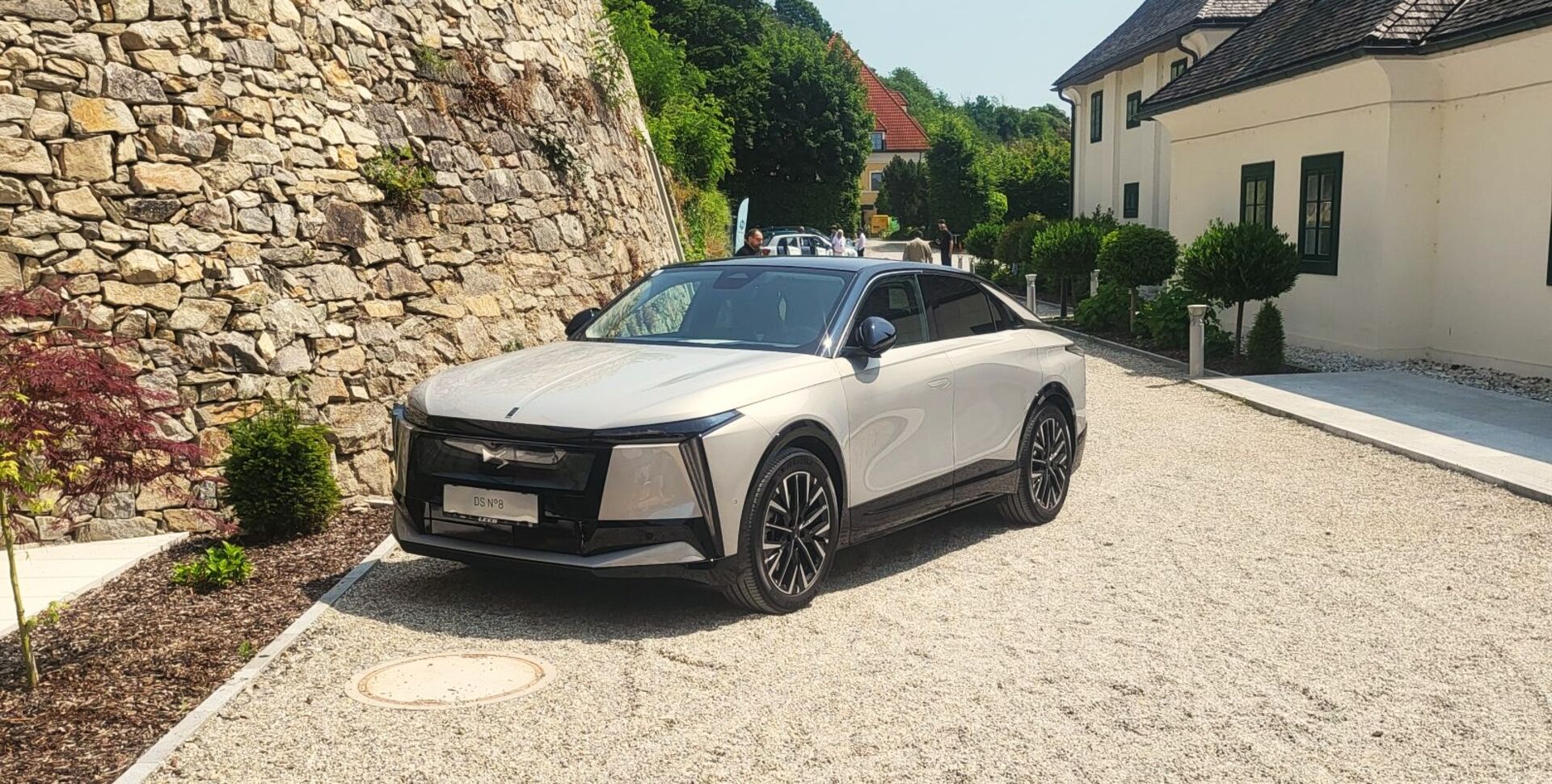 DS N°8: Luxuriös, groß und brandneu