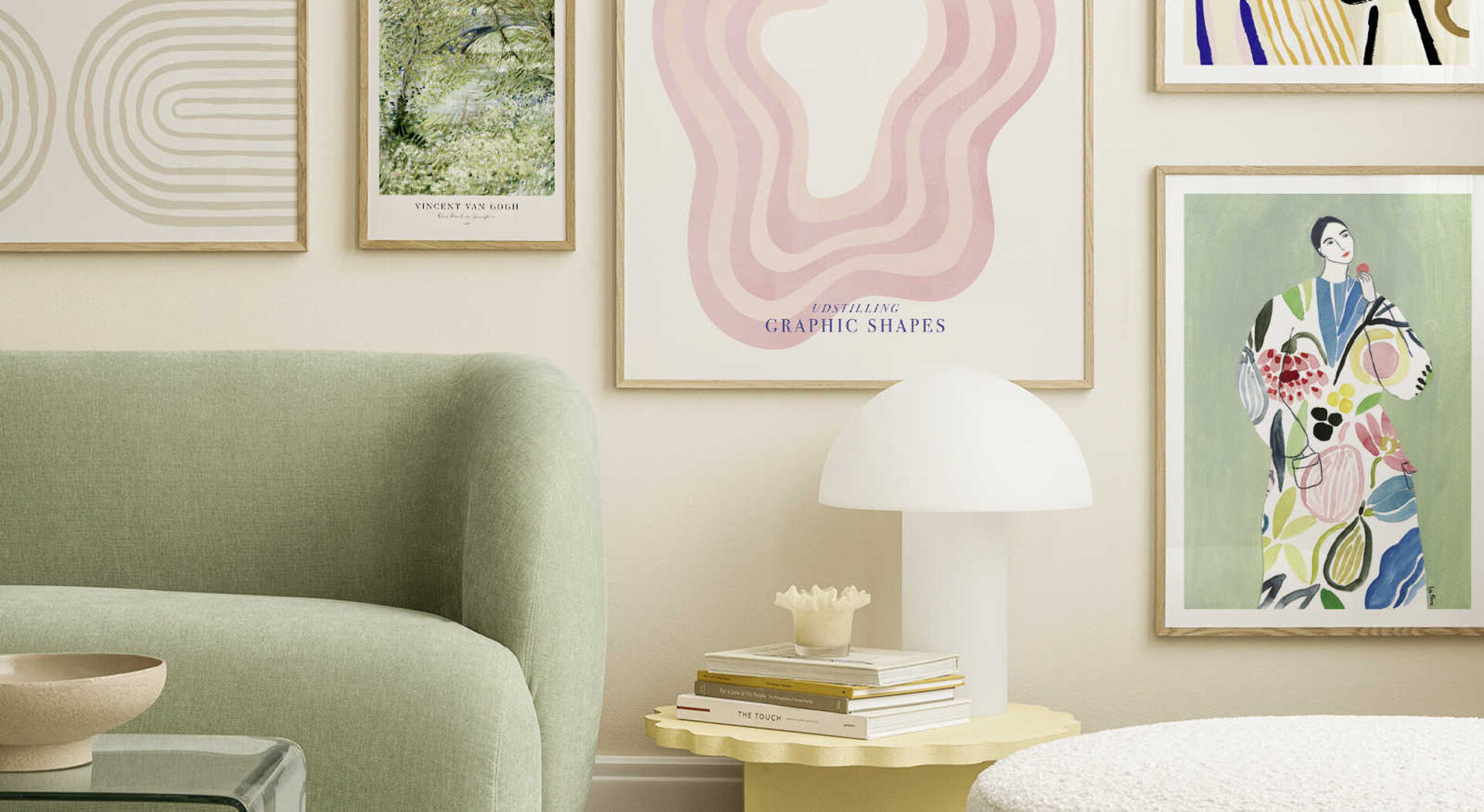 Bunte Poster in einem Wohnzimmer