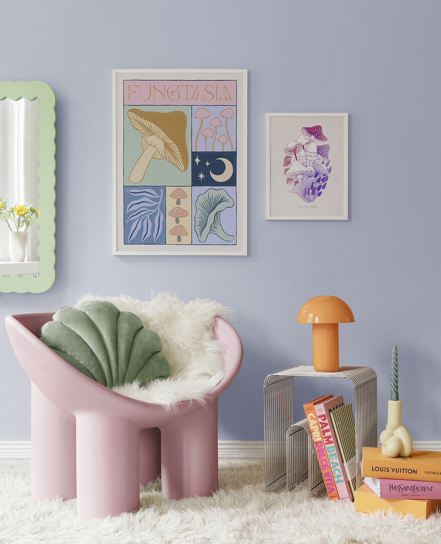 Ein Raum mit bunten Möbelstücken