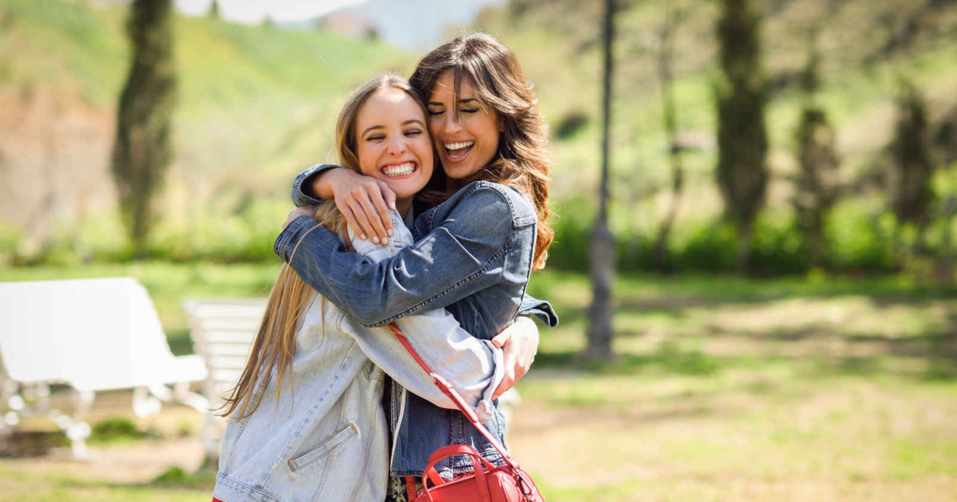 Zwei Frauen umarmen sich und lächeln