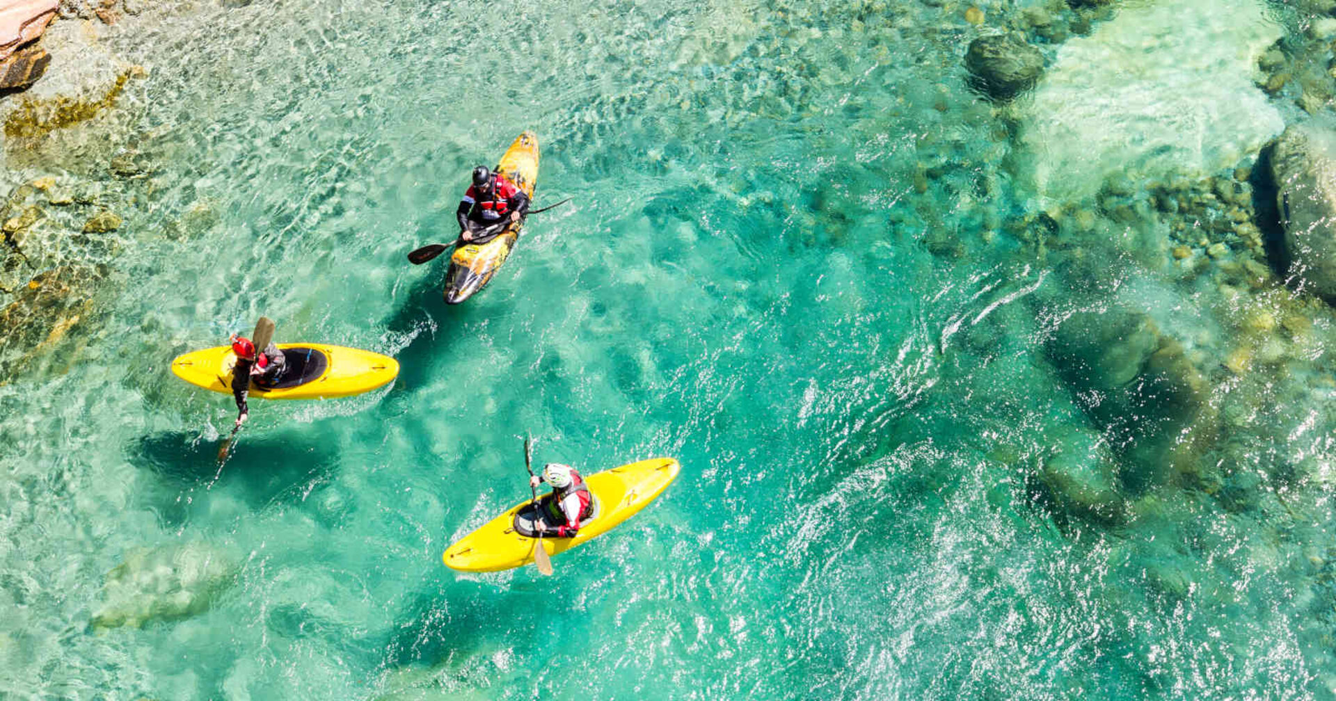 Drei Kajakfahrer im Wasser