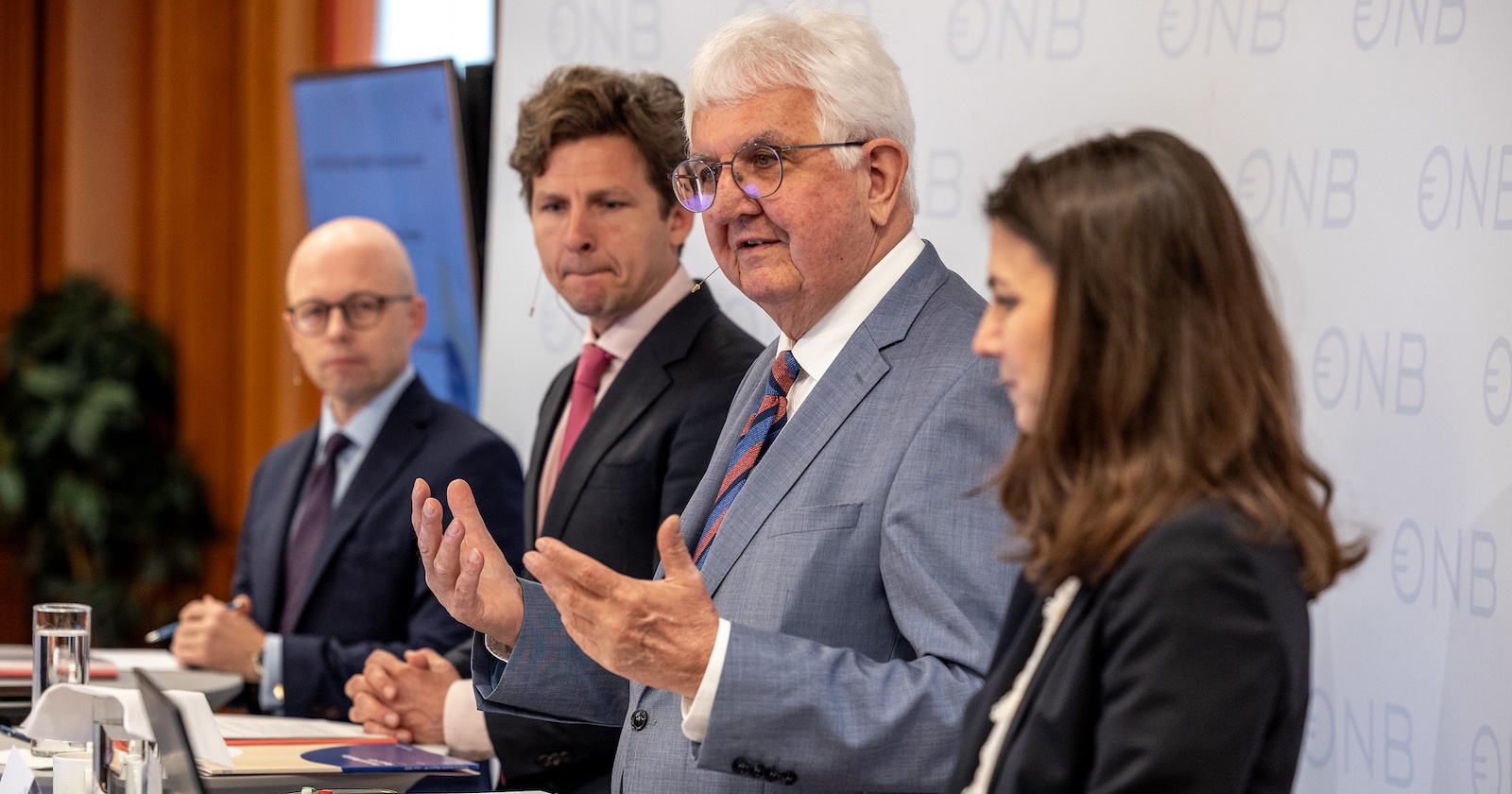 Panel stehend, seitlich aufgenommen