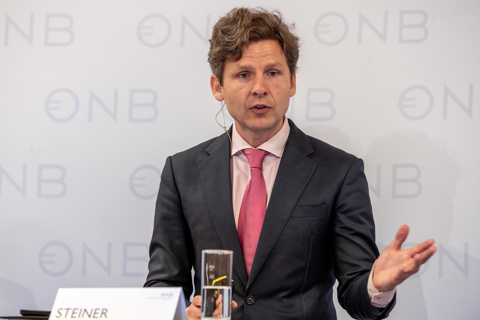 Porträt, zum Publikum sprechend