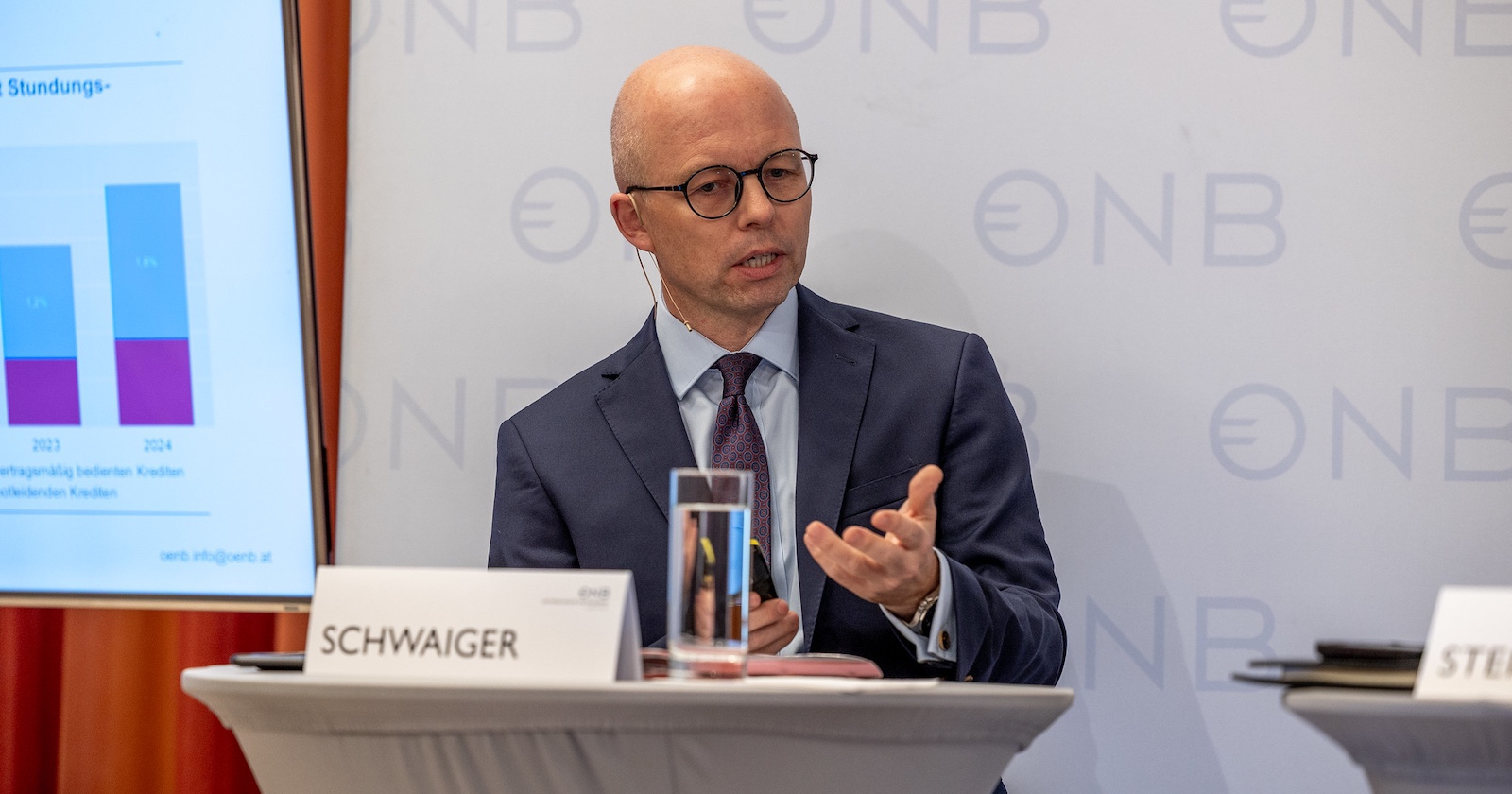 Porträt, beim Sprechen vor Publikum