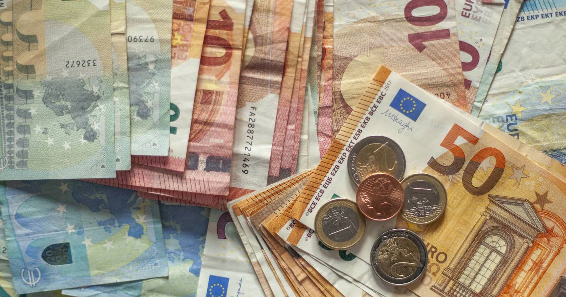 Geldscheine und Münzen auf einem Tisch