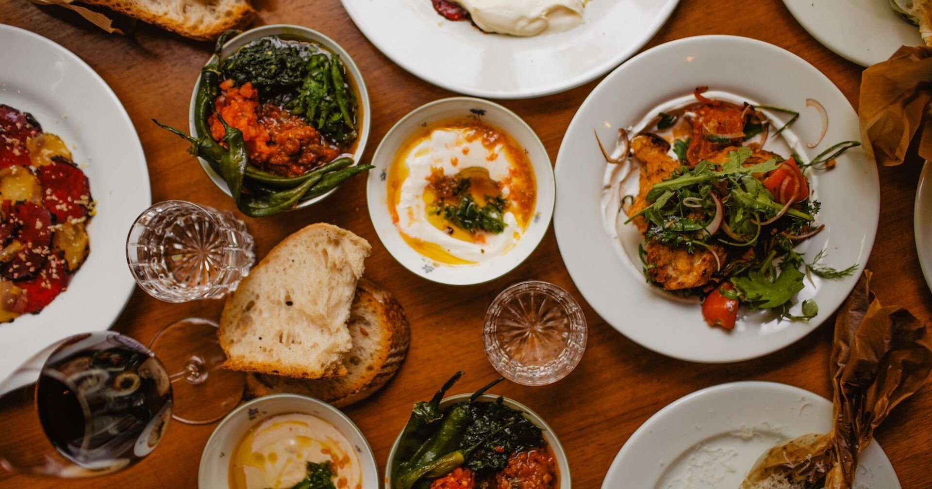 Draufsicht auf Teller mit Speisen