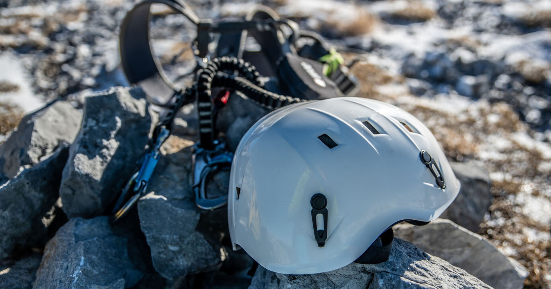 Kletterausrüstung, die auf steinigem Boden liegt