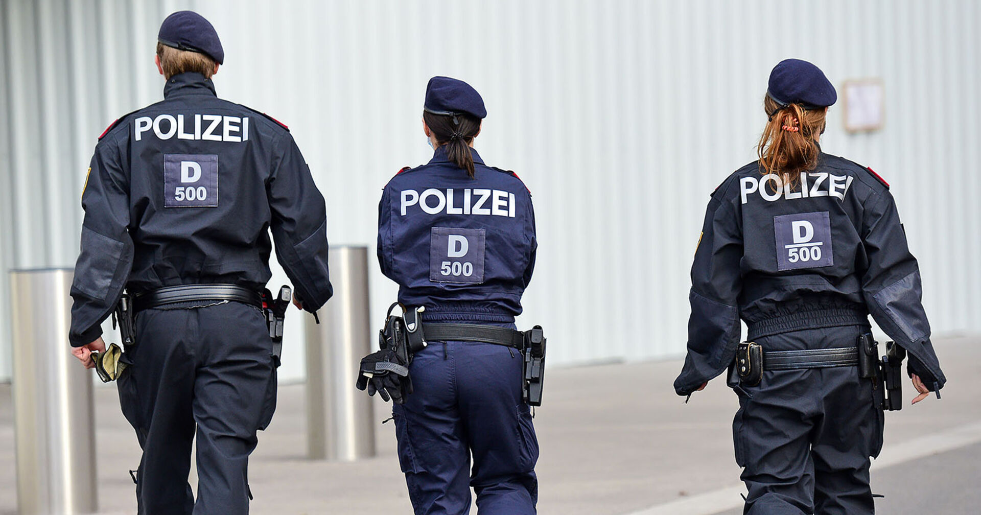 Drei Polizisten im Rahmen eines Einsatzes