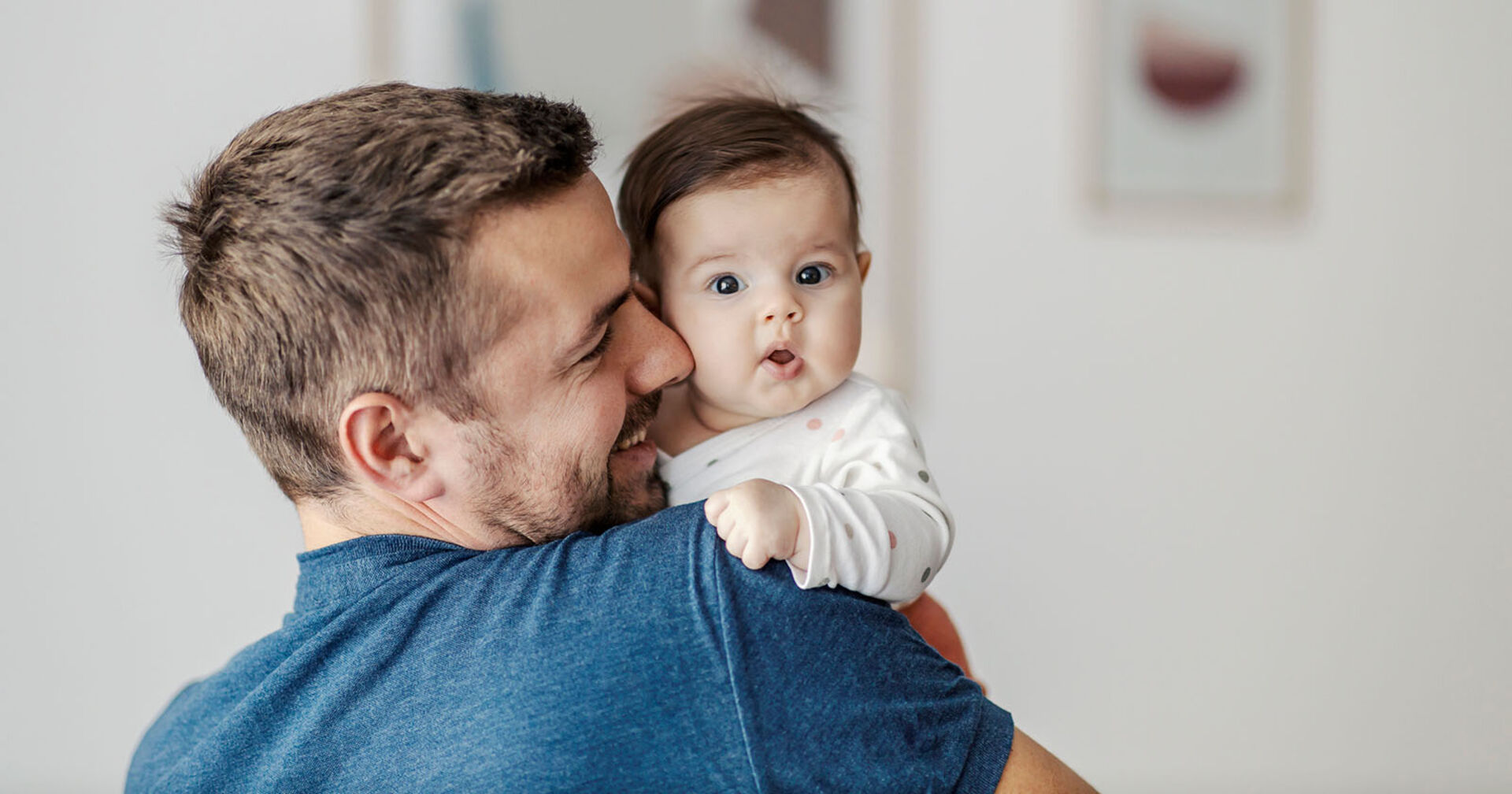 Vater mit seinem Kind auf dem Arm