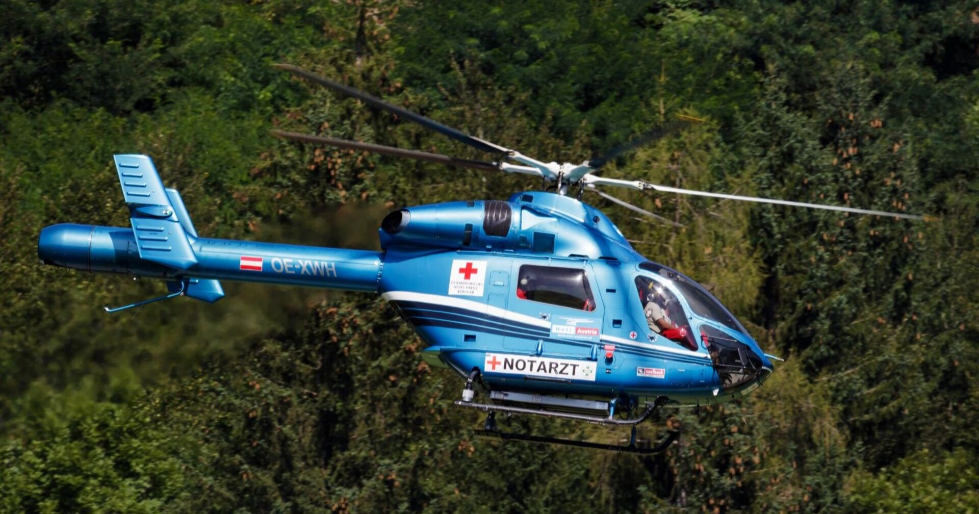 Rettungshubschrauber am Flugplatz in der Luft