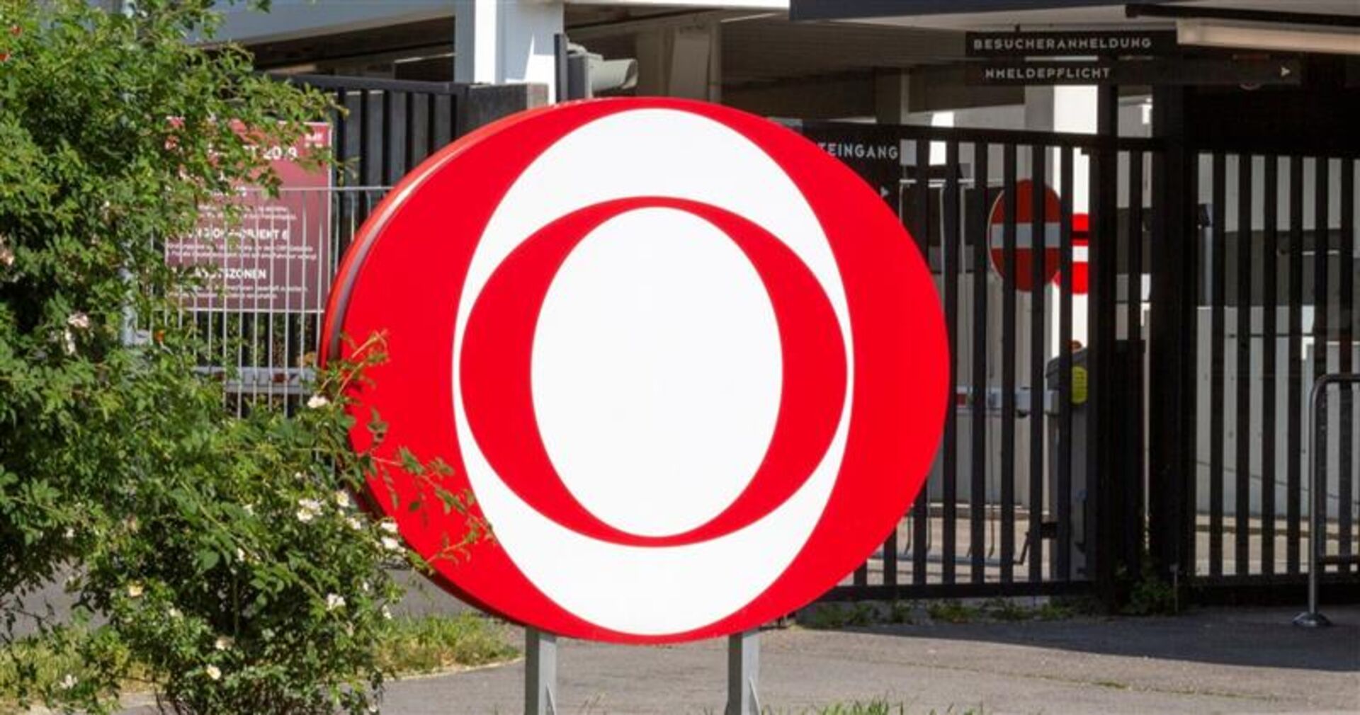 ORF-Logo auf einem runden Schild vor dem Eingang