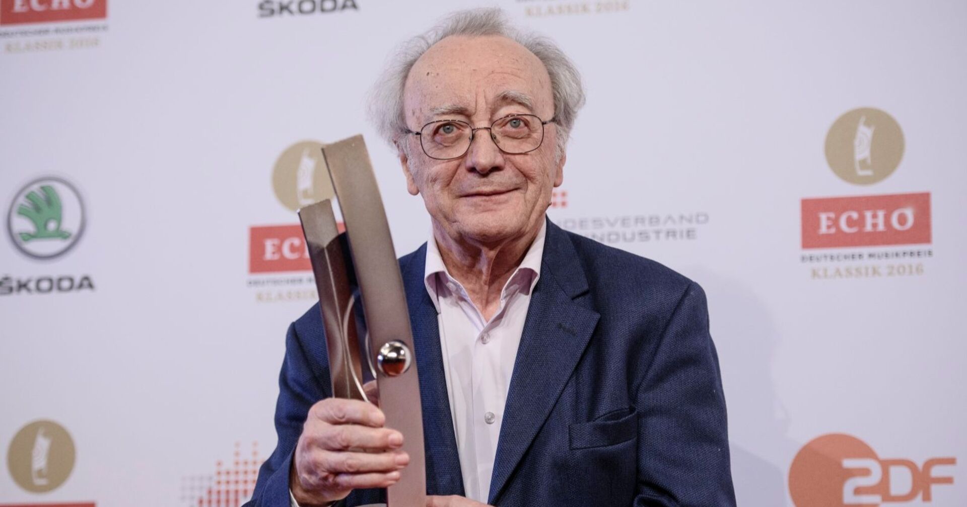 Der österreichische Pianist Alfred Brendel posiert mit seiner Trophäe (Kategorie: Lebenswerk) während der Verleihung des Echo für klassische Musik in Berlin