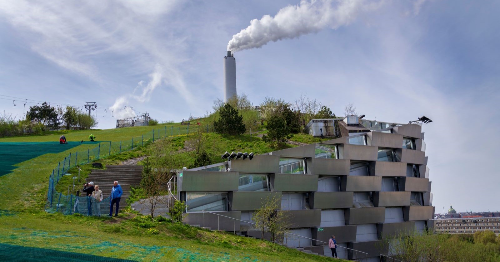 CopenHill in Kopenhagen: Müllheizkraftwerk mit begrünter Fassade, Skipiste und Liftanlage – ein Beispiel für nachhaltige Multifunktionsarchitektur in urbanem Raum.