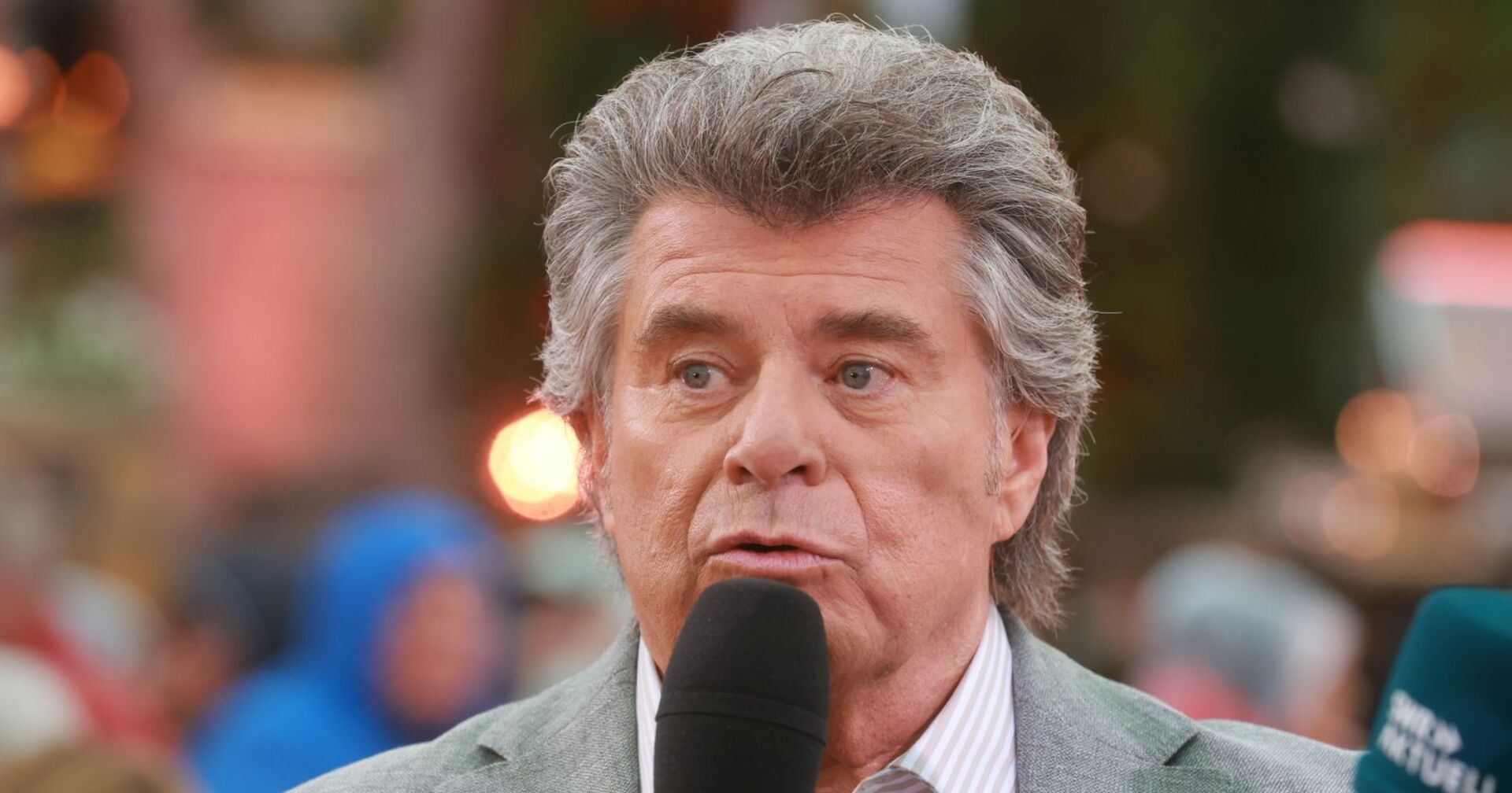 Andy Borg spricht in ein Mikrophon