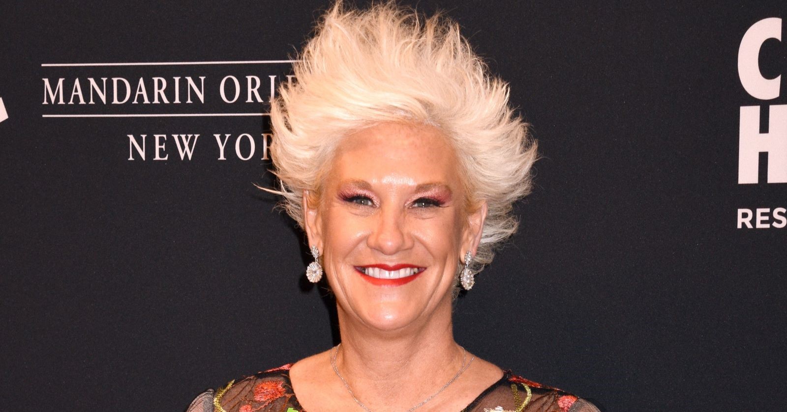 Anne Burrell mit platinblonden, aufgestellten Haaren und auffälligem Make-up bei einem öffentlichen Auftritt in New York.