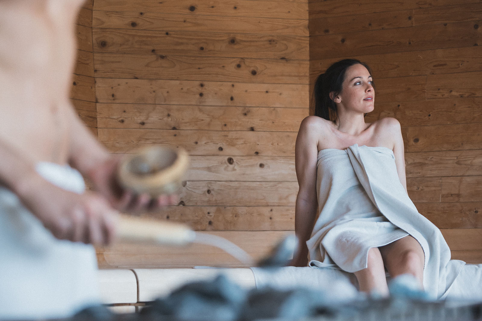 Mann und Frau in der Sauna | Credit: iStock.com/selected-takes