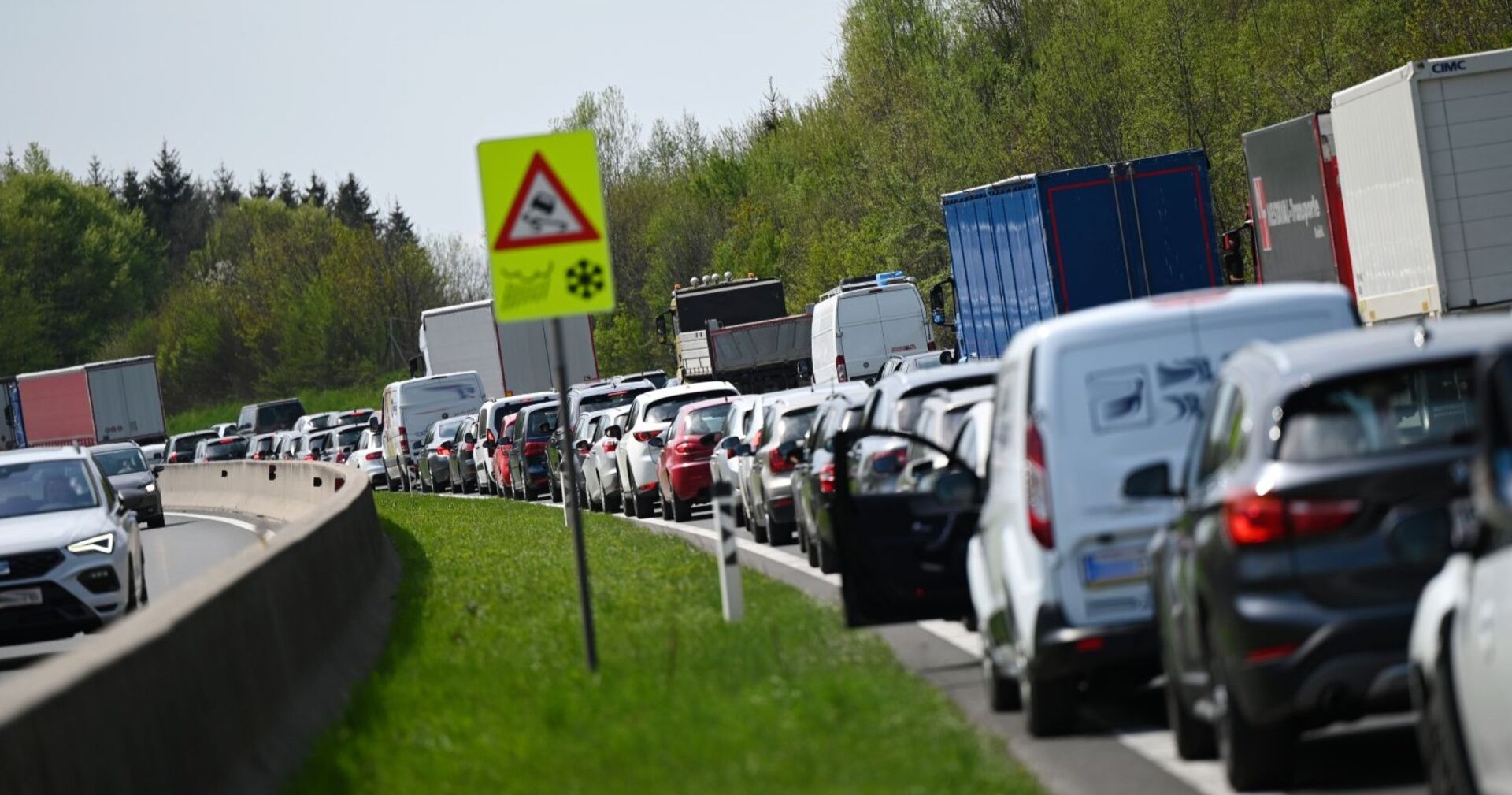 Stau auf der Westautobahn auf der Höhe Wallersee