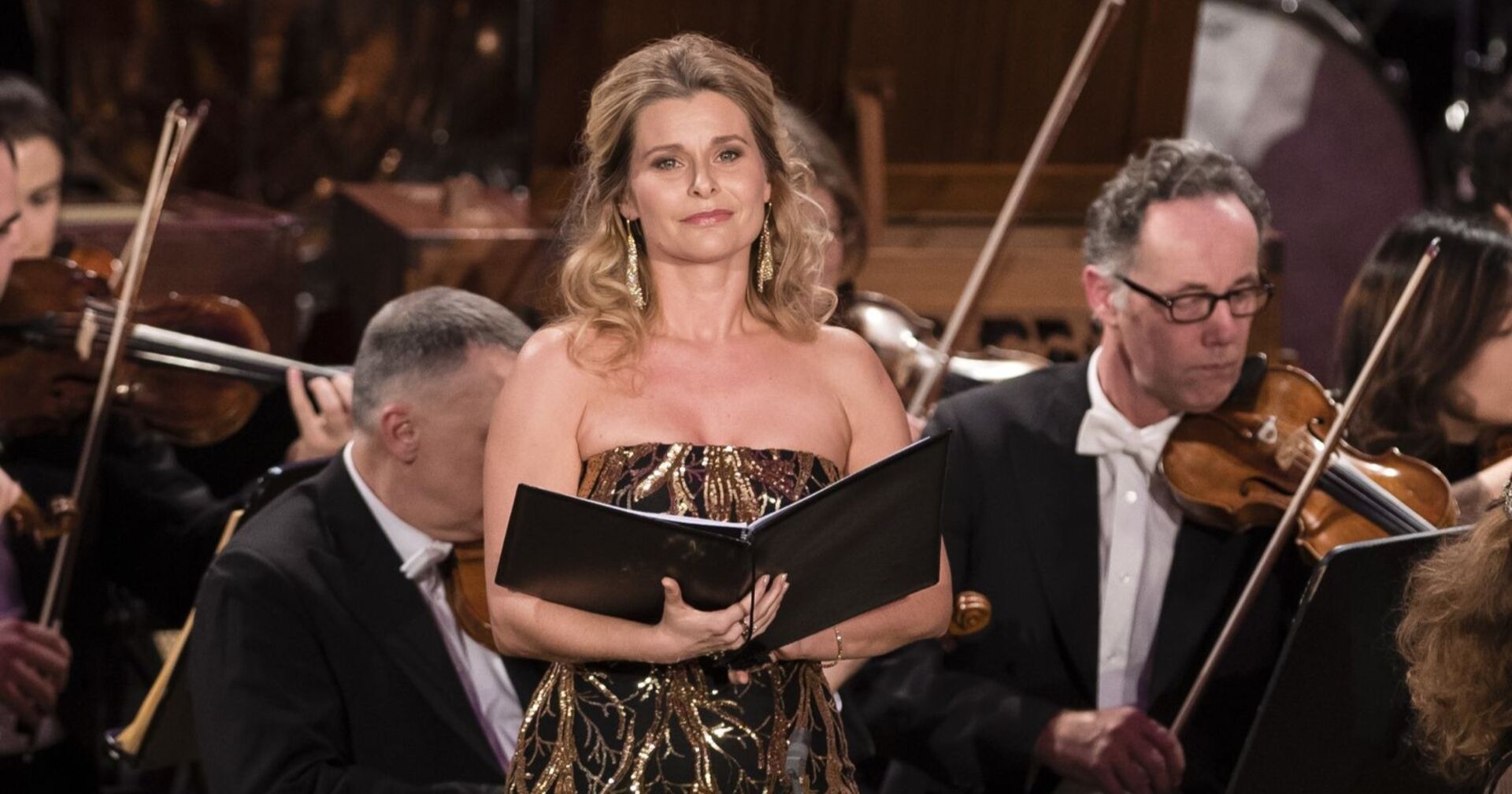Beate Ritter inmitten eines Orchesters beim traditionellen Weihnachtskonzert &quot;Christmas in Vienna&quot; 2019 aus dem Wiener Konzerthaus
