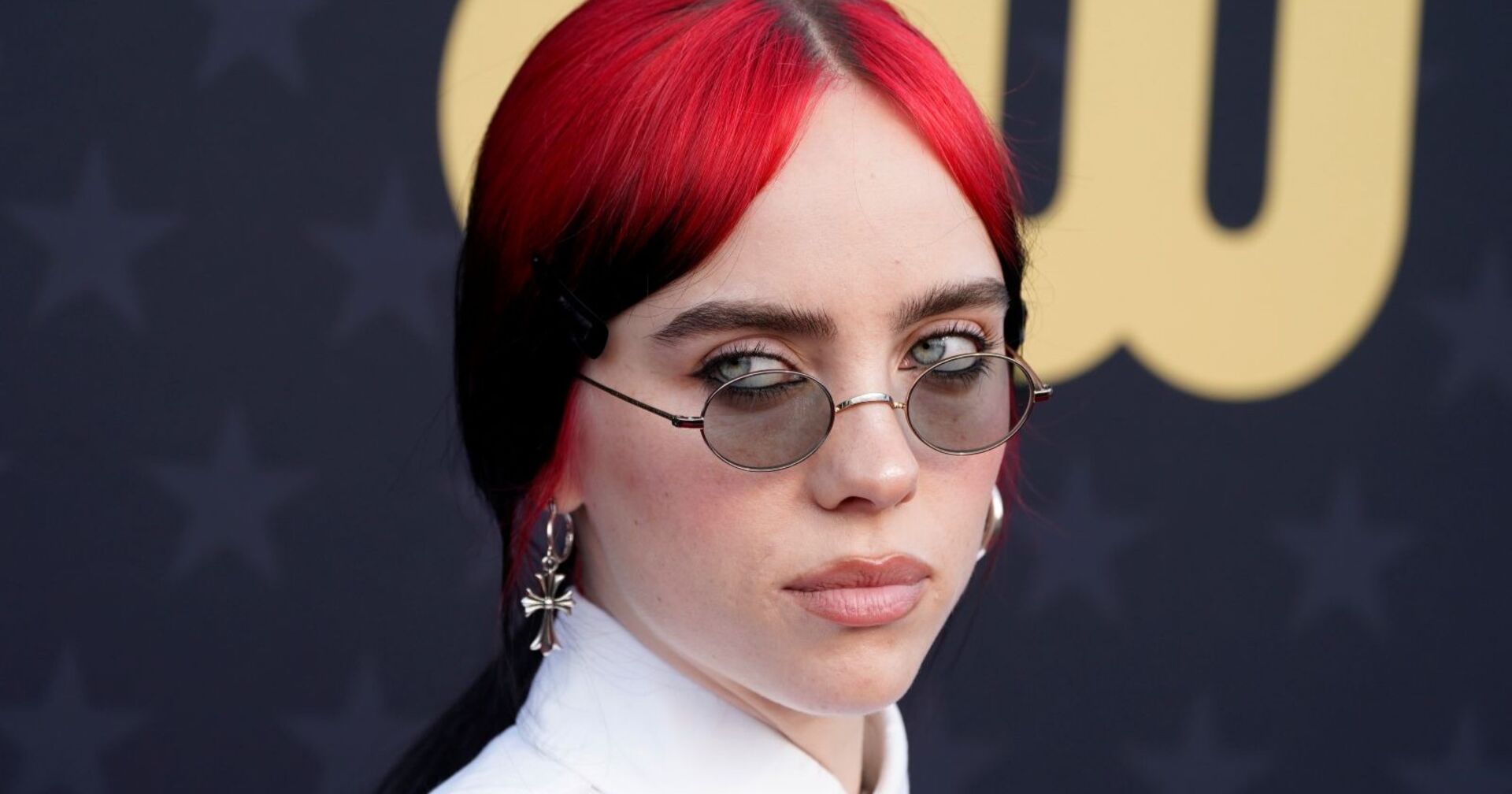Billie Eilish mit roten Haaren und Sonnenbrille