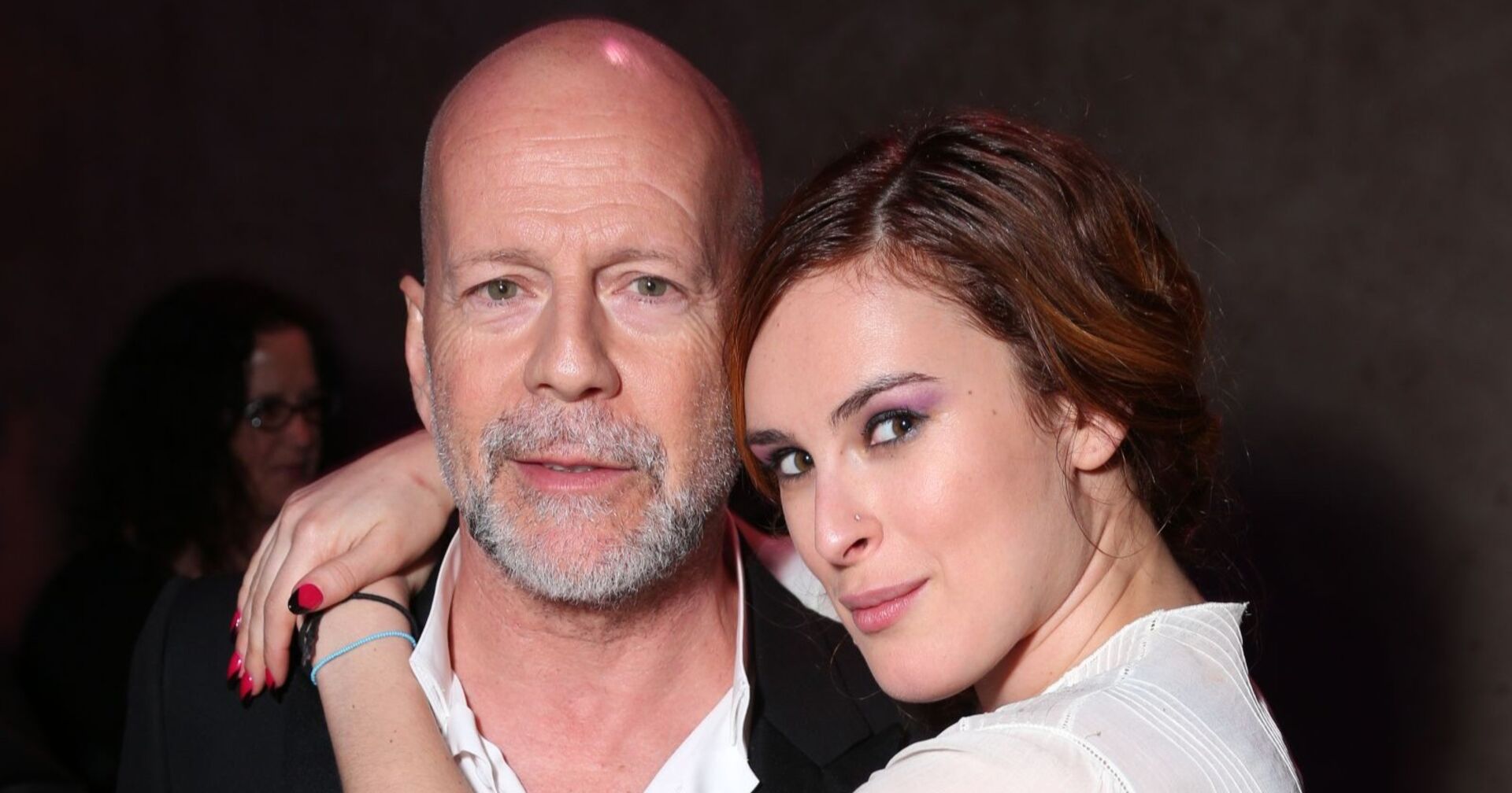 Bruce Willis und Rumer Willis umarmen sich