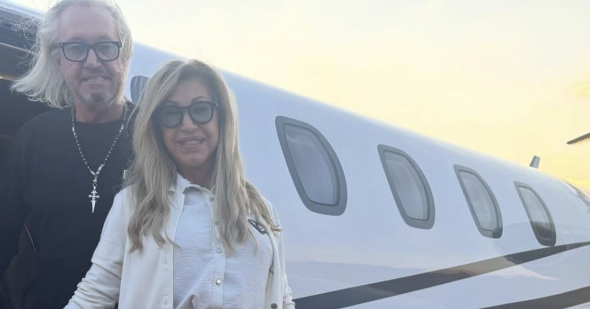 Carmen und Robert Geiss vor einem Privatjet