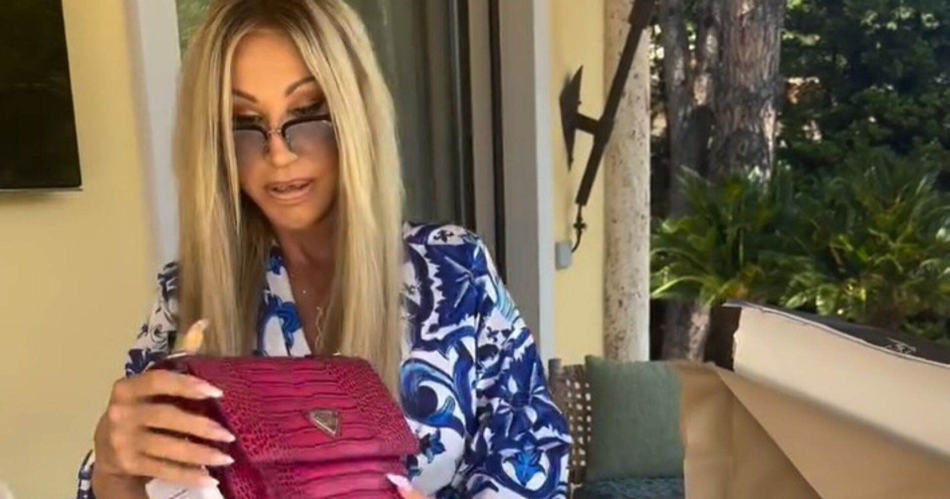 Carmen Geiss mit pinker Tasche