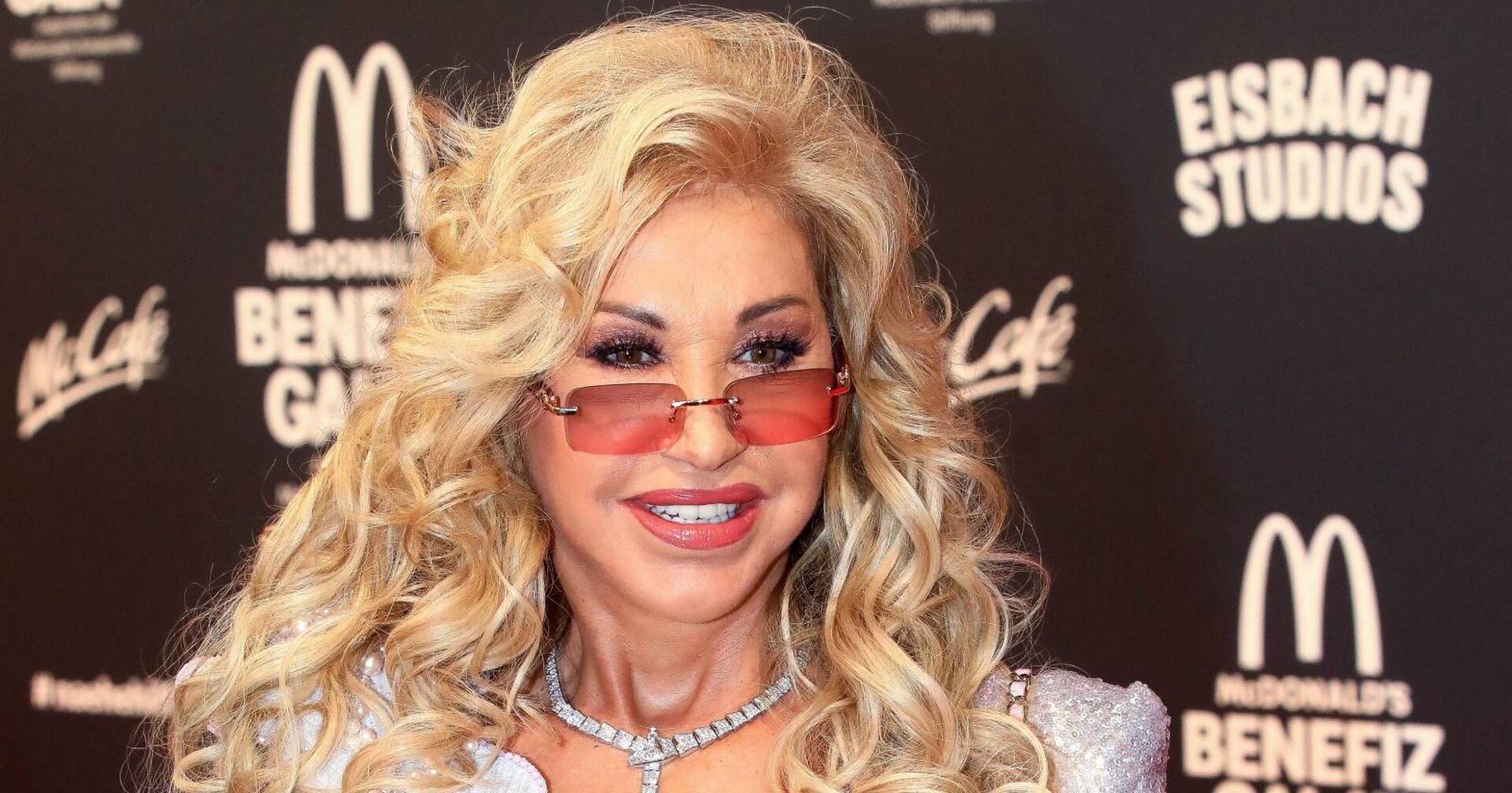 Porträt von Carmen Geiss, die eine Sonnenbrille sowie eine elegante Halskette trägt