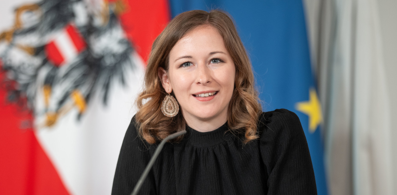 Frau lacht in die Kamera