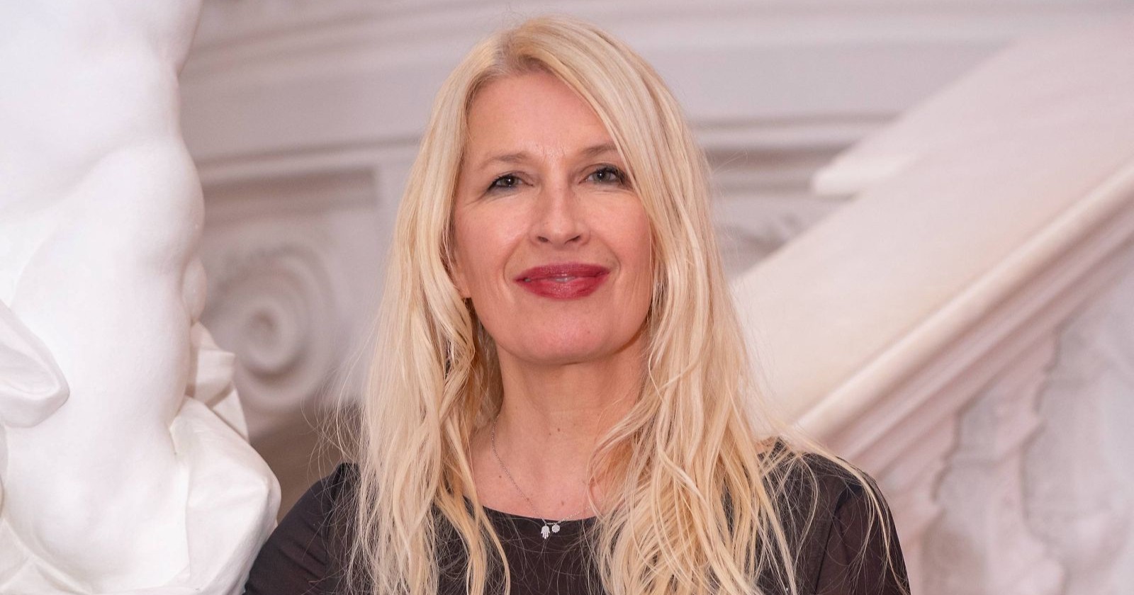 Claudia Stöckl lächelt in eleganter Robe