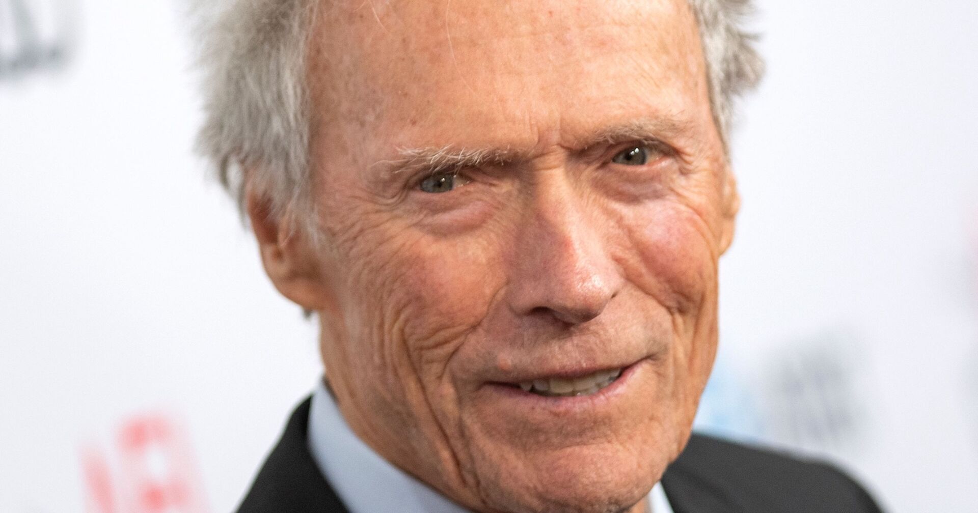 Porträtfoto von Clint Eastwood, nah aufgenommen. Der Schauspieler und Regisseur blickt leicht lächelnd in die Kamera. Anlass ist der aktuelle Skandal um ein angeblich gefälschtes Interview in der österreichischen Zeitung &quot;Kurier&quot;.