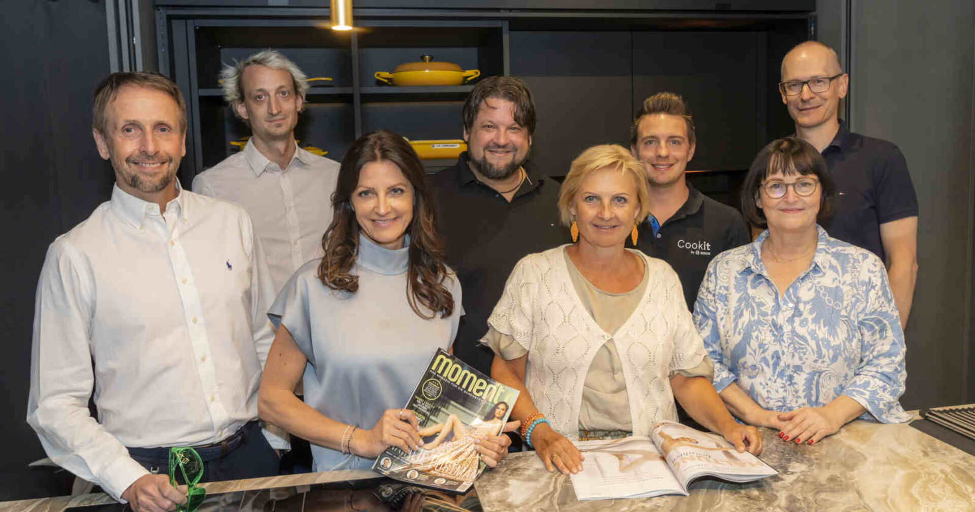 Mehrere Menschen lächeln in die Kamera