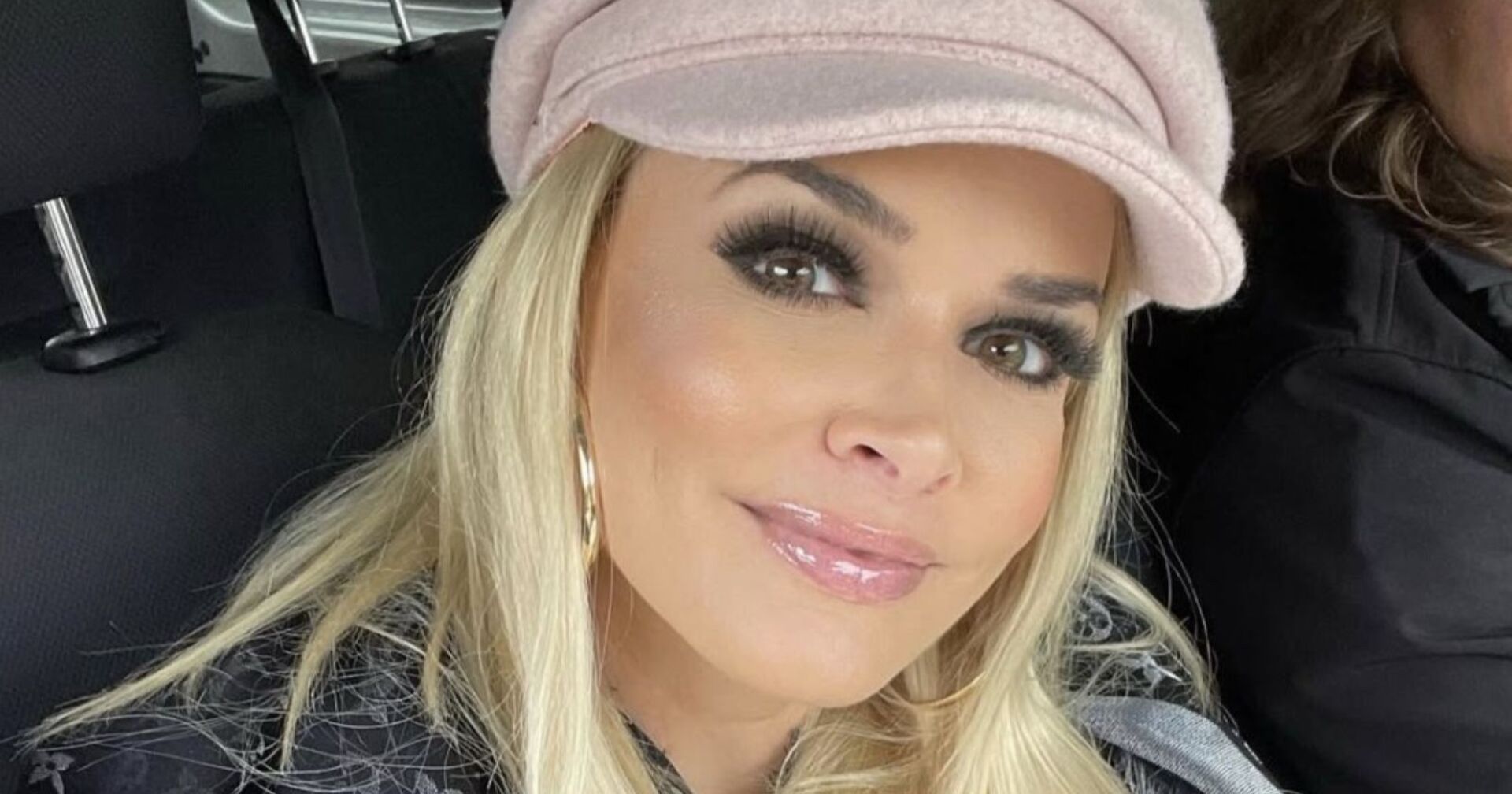 Daniela Katzenberger mit rosa Kappe