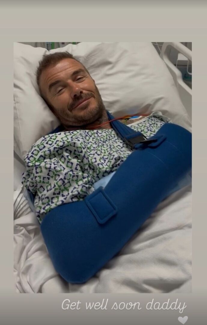 David Beckham im Spital mit einer Schiene um den Arm