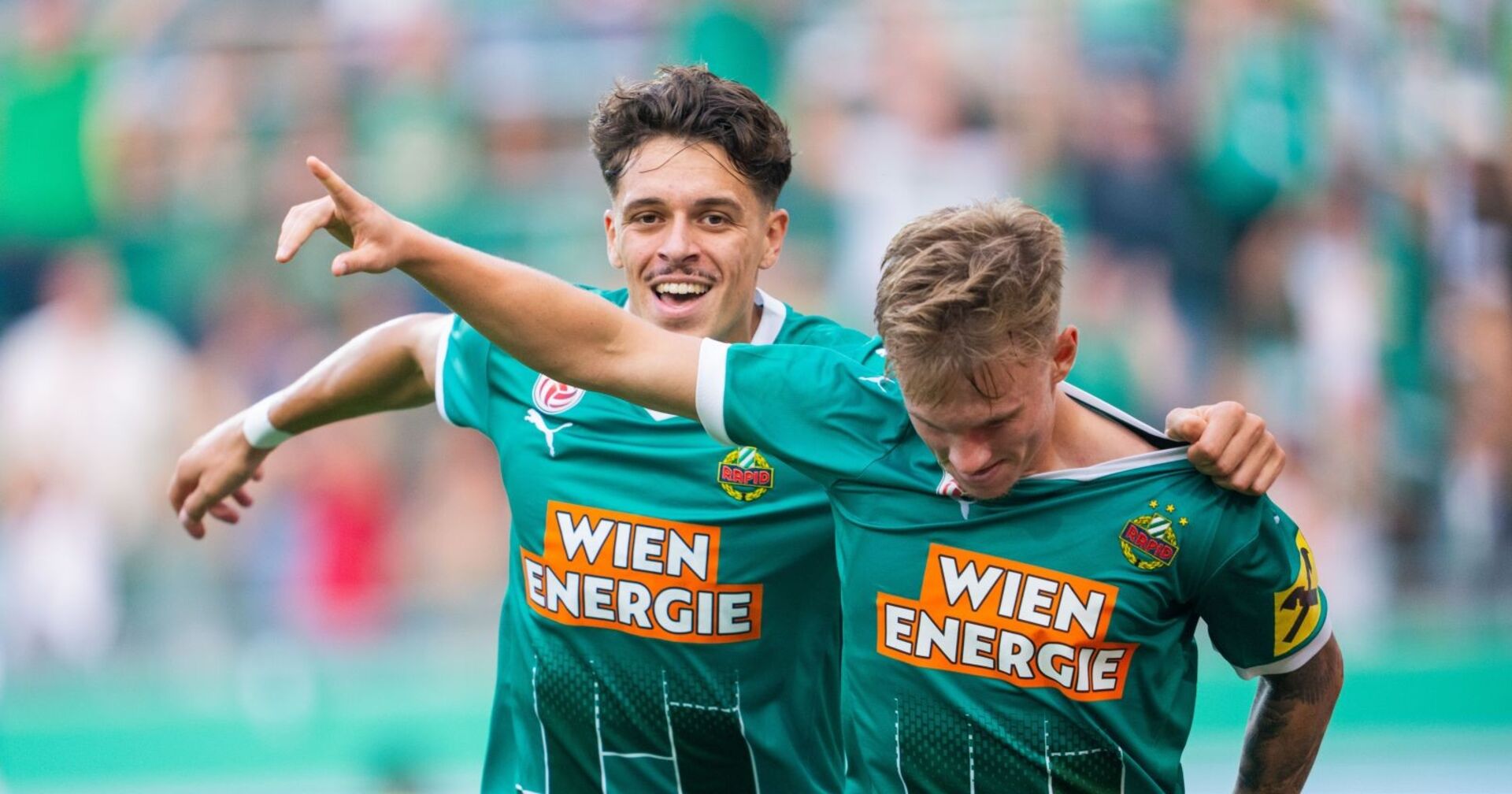 Isak Jansson (SK Rapid) jubelt mit Dennis Kaygin (SK Rapid, L) nach seinem Tor zum 3:2 am Sonntag, 01. September 2024
