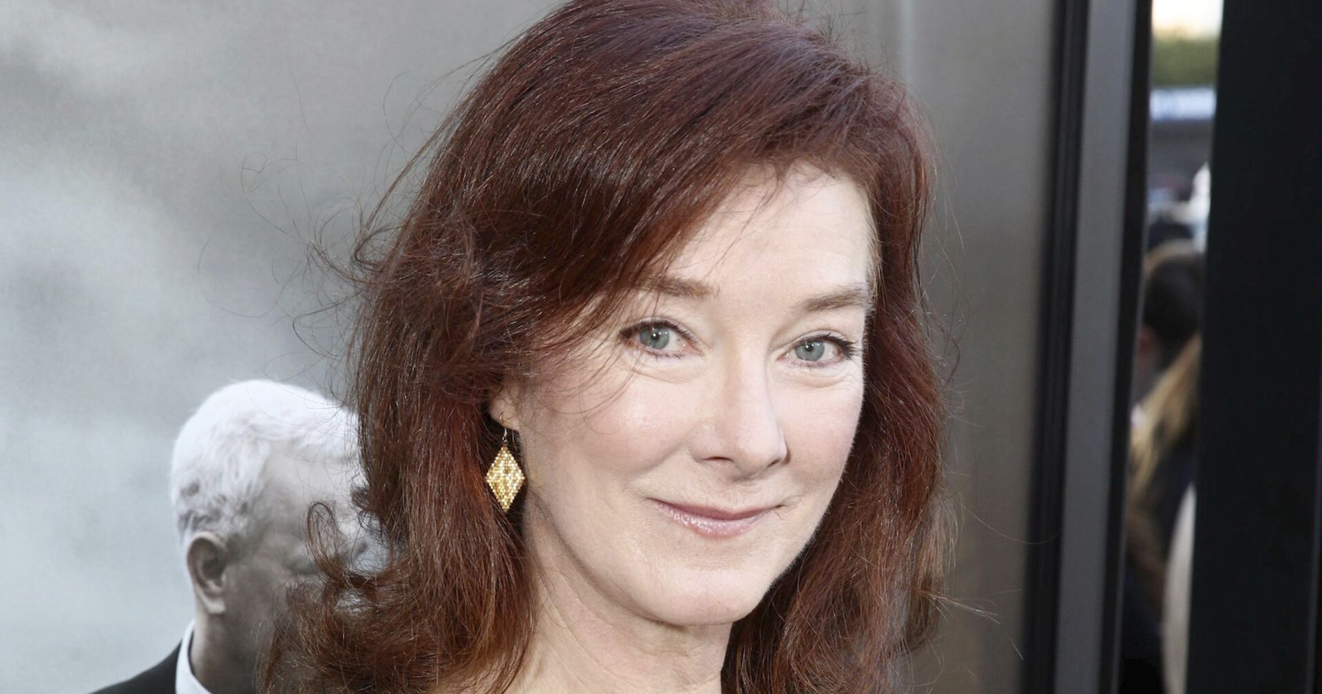 Porträt der Schauspielerin Valerie Mahaffey, bekannt aus „Desperate Housewives“, sie blickt lächelnd in die Kamera.