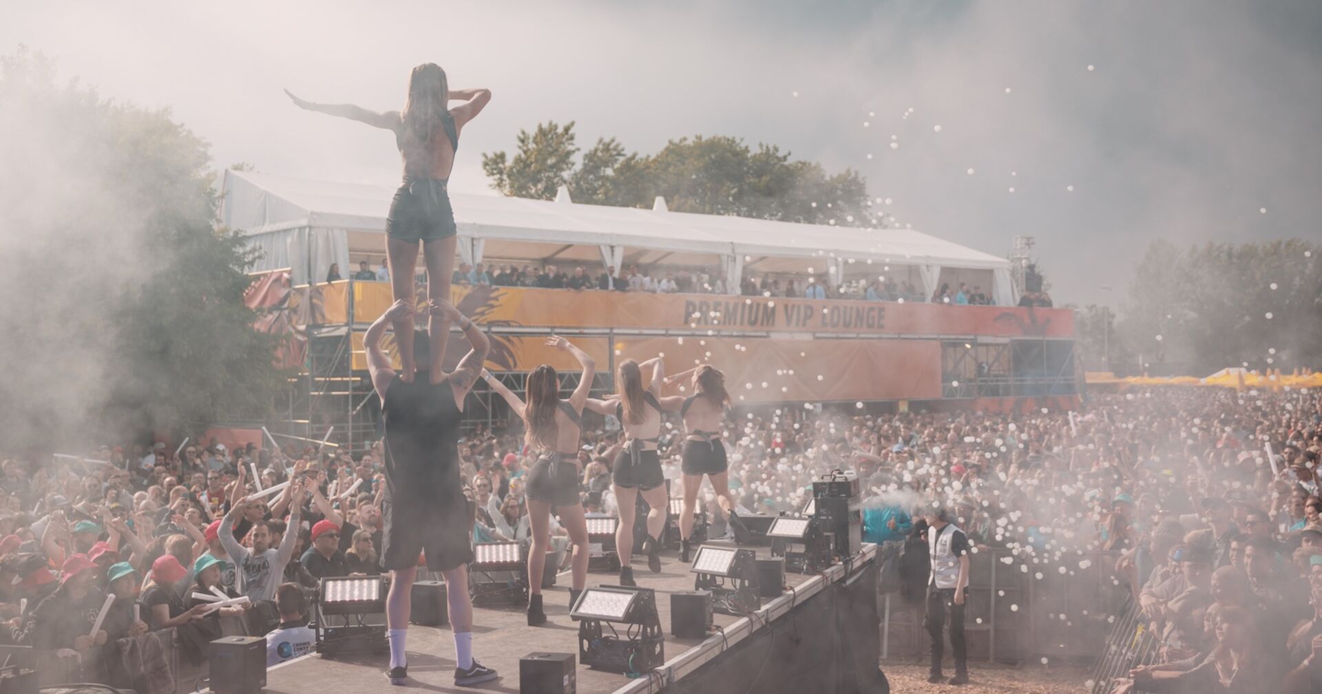 Tänzer auf der Bühne beim Donauinsel Open Air