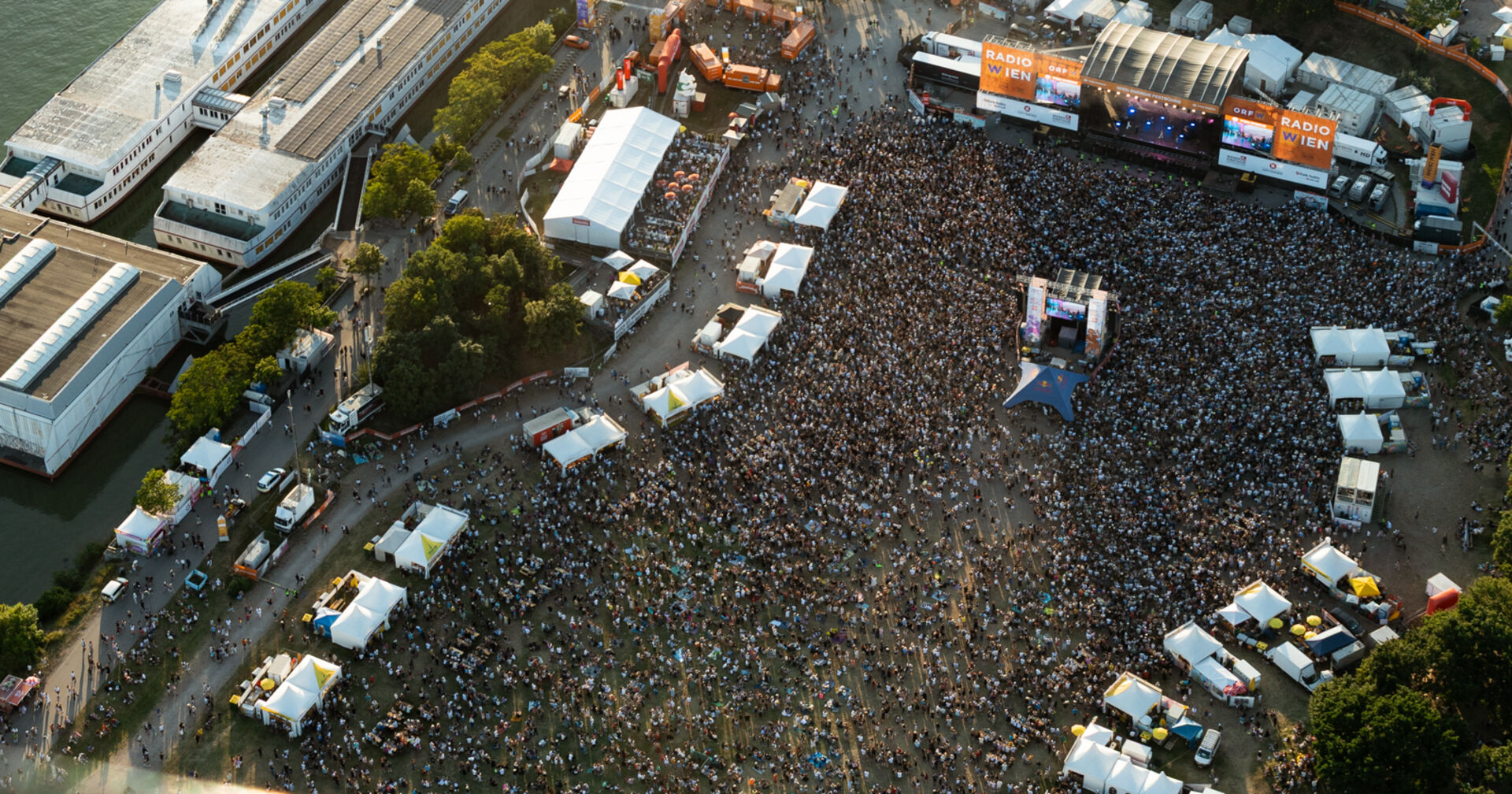 Luftaufnahme des Wiener Donauinselfestes