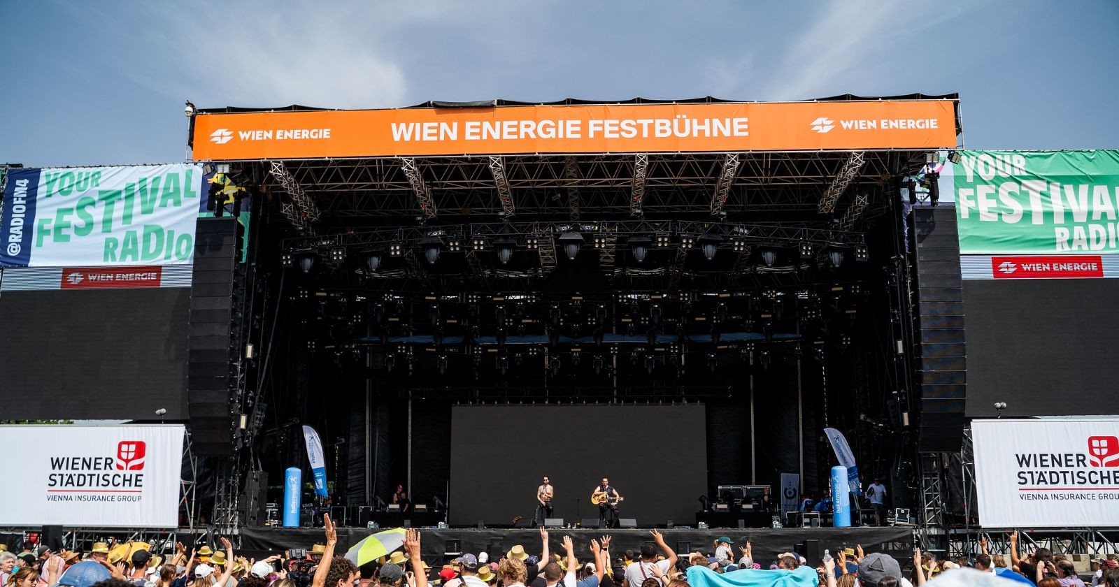 Inklusionskonzert 2024 mit The BossHoss unplugged Duo feat. Alec auf der Wien Energie Festbühneund Sascha