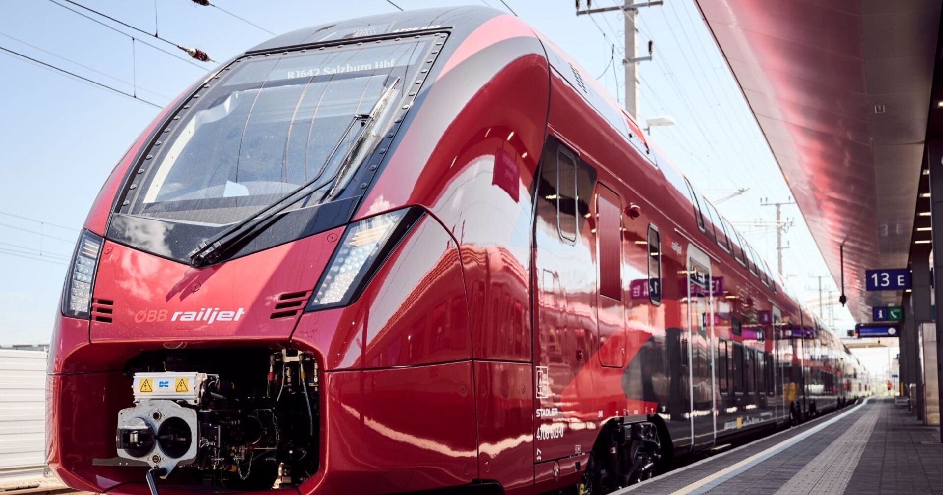 Zuggarnitur der Firma Stadler &quot;Doppelstock-Railjet&quot; am Wiener Hauptbahnhof
