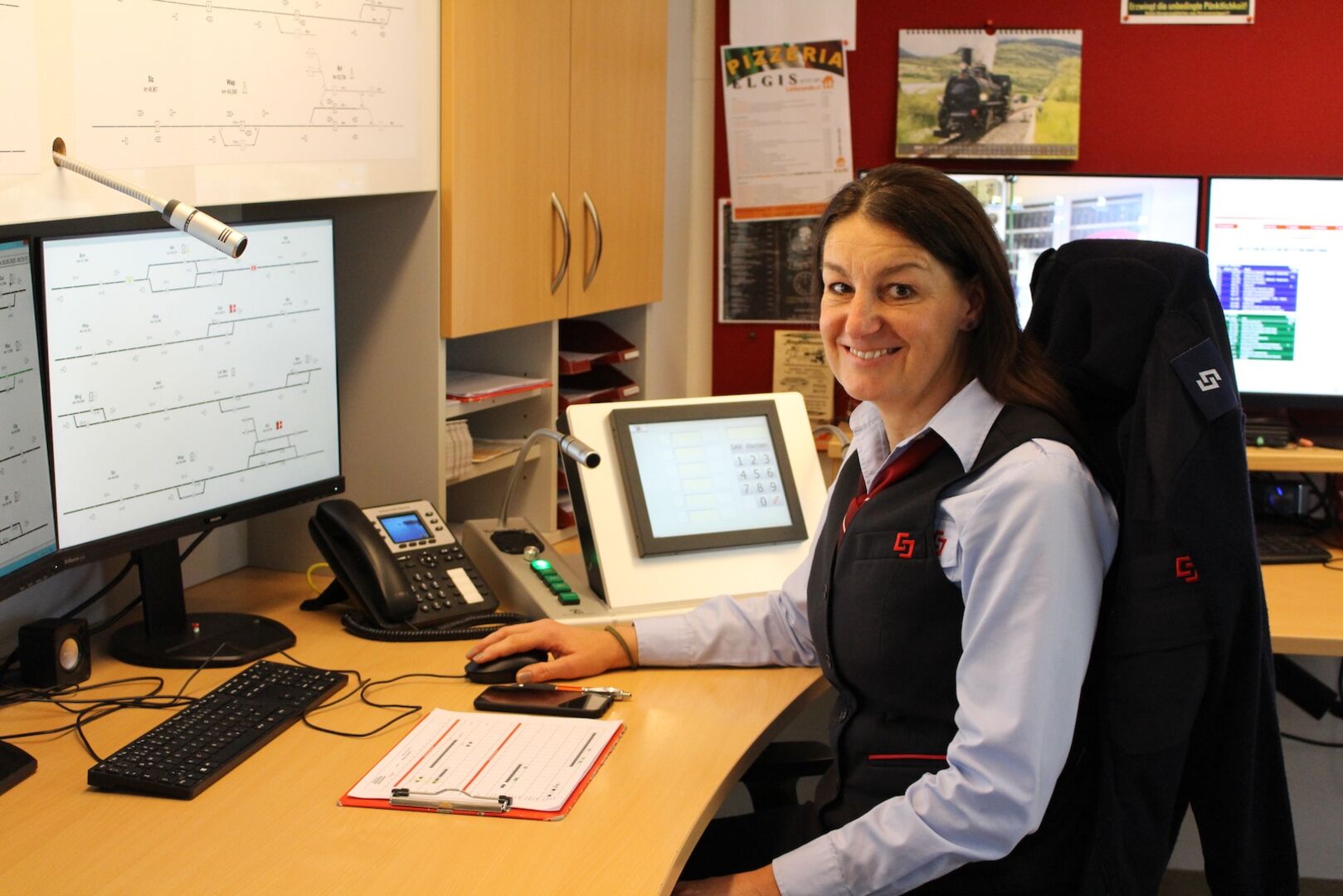 Doris Hutter ist eine von fünf Zugleiterinnen der Lokalbahn.