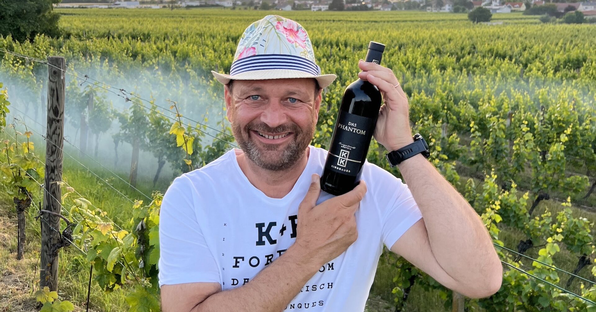 Porträt mit Weinflasche