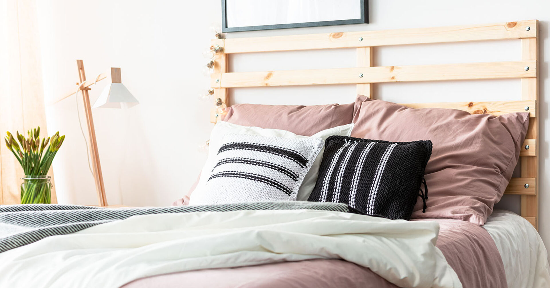 Helles Schlafzimmer | Credit: iStock.com/KatarzynaBialasiewicz