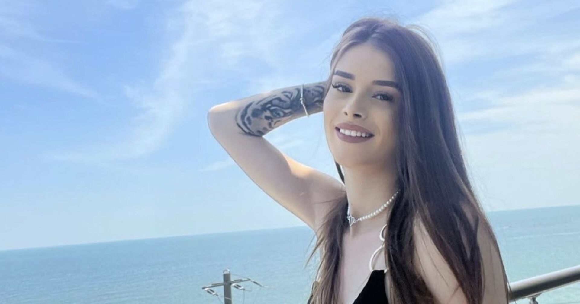 Teodora Marcu lächelt und fasst sich ins Haar