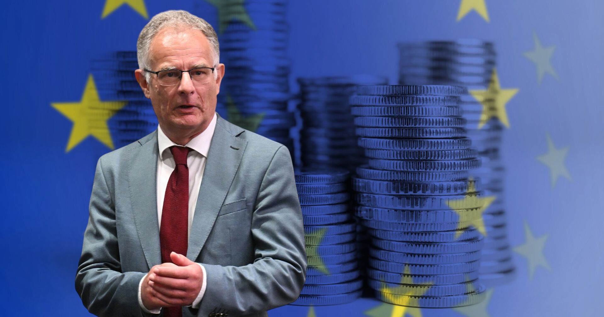 Finanzminister Markus Marterbauer vor einem blauen Hintergrund mit gestapelten Euro-Münzen und EU-Sternen. Das Bild symbolisiert das EU-Defizitverfahren gegen Österreich.