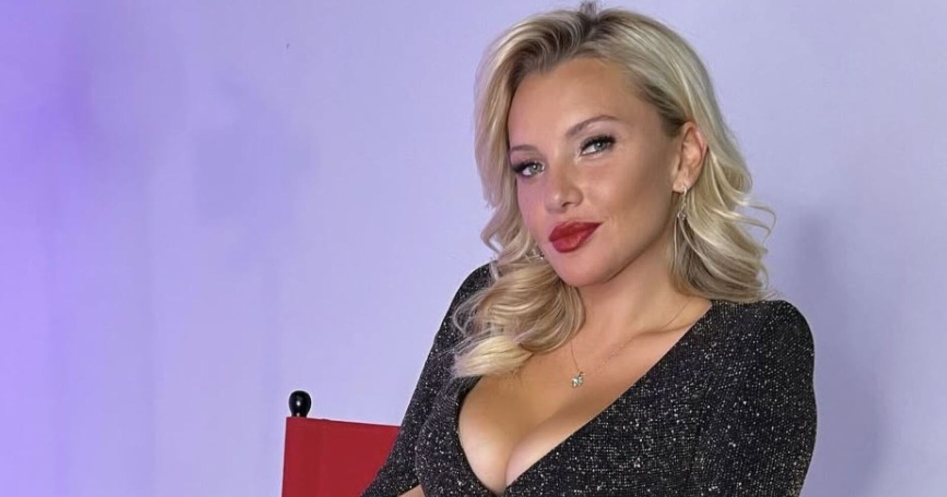 Evelyn Burdecki mit Lippenstift und Locken.